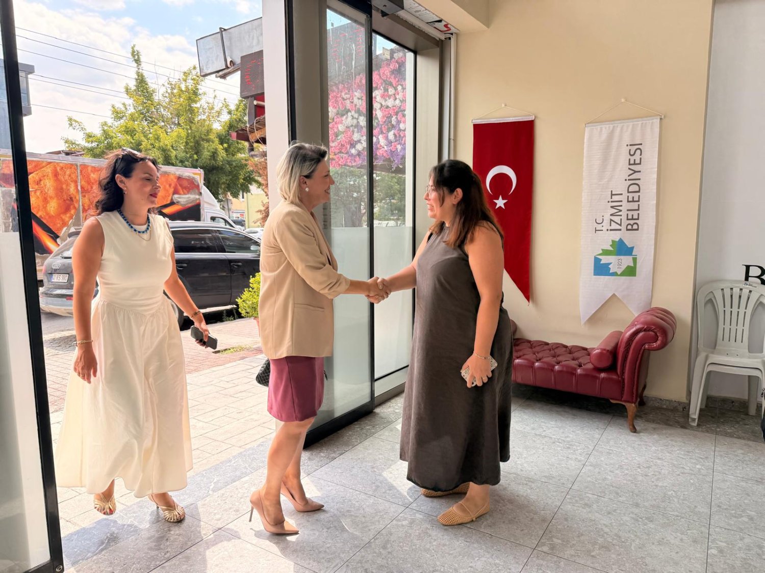 Nilgün İrteni Çınar Akademi YKSVe LGS Hazırlık Merkezlerini Ziyaret Etti